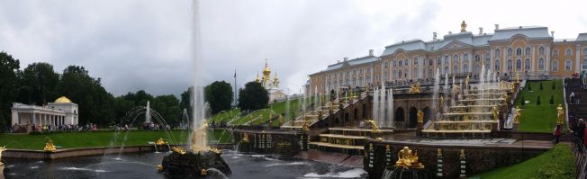 Viel Gold und Wasser in Zarenresidenz